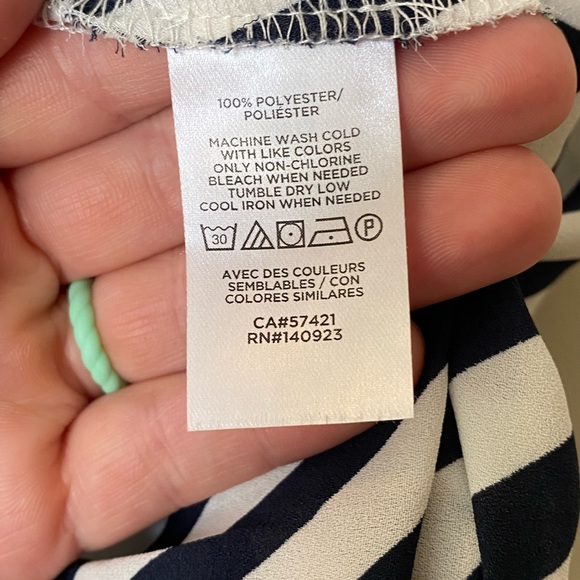 LOFT Sleeveless lightweight blouse, flattering black and white stripe - Picture 5 of 8